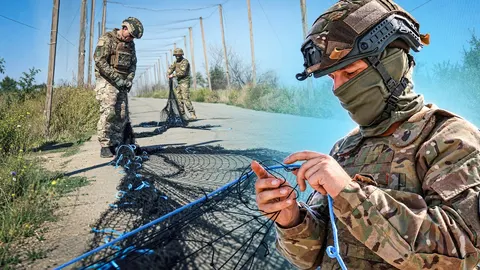 Морпіхи ставлять антидронові сітки над дорогами Херсонщини: як це працює