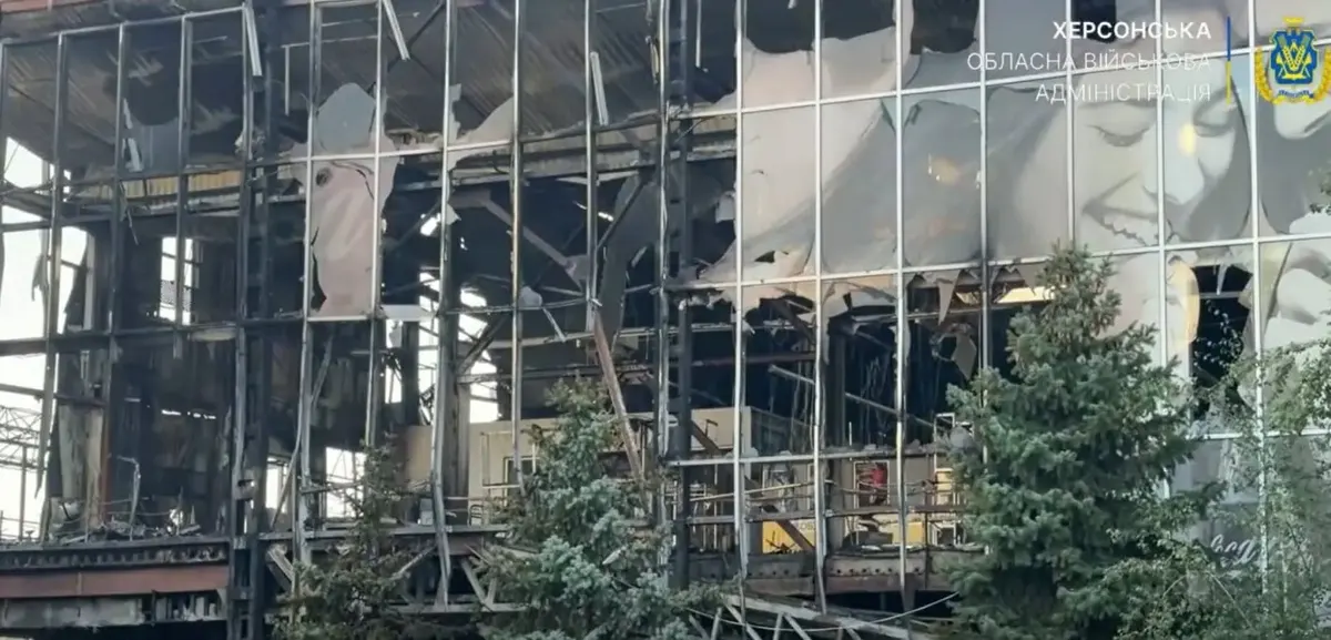 Росіяни вщент знищили ТЦ у Херсоні: відео наслідків удару