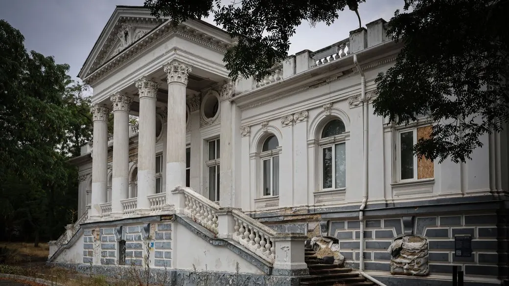 Дрон атакував Корабельний район Херсона: постраждала жінка