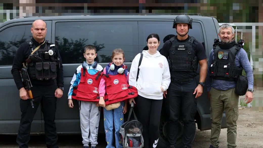 З Текстильного на Херсонщині вивезли матір із двома дітьми та собакою