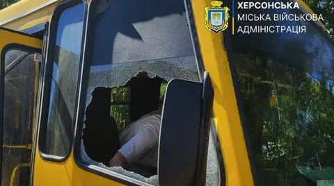 У Херсоні дрон влучив у маршрутку: є загиблі та поранені