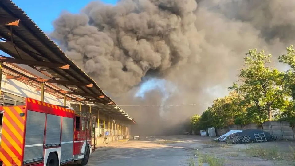 У Херсоні дрон влучив у склад Червоного Хреста: згоріло гуманітарки на 28 млн