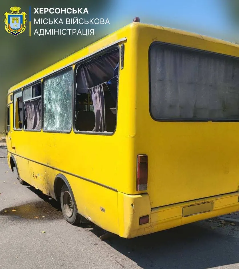 У Херсоні дрон атакував маршрутку: постраждали п'ятеро, серед них школяр