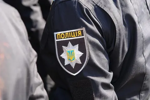 У Херсоні дрон РФ влучив у службове авто поліції: двоє поранених