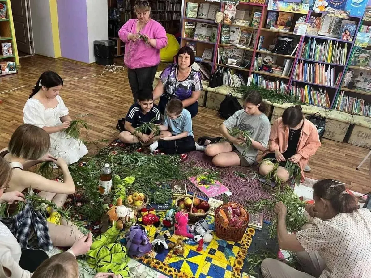 Літературний пікнік у Херсоні: діти плели вінки та вивчали українську абетку