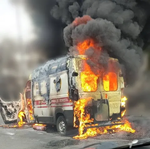 У Херсоні російський дрон спалив «швидку»: постраждали двоє медпрацівників