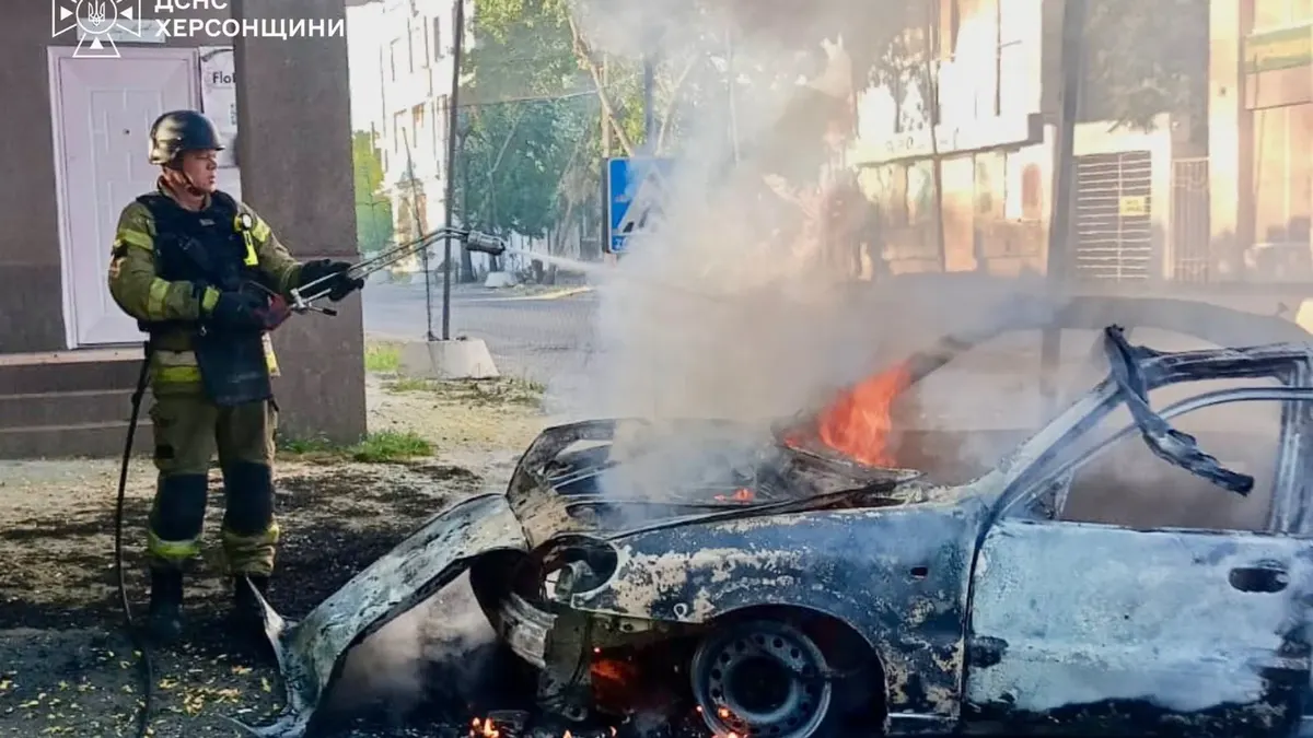 На Херсонщині росіяни полюють на авто дронами: попередження ОВА
