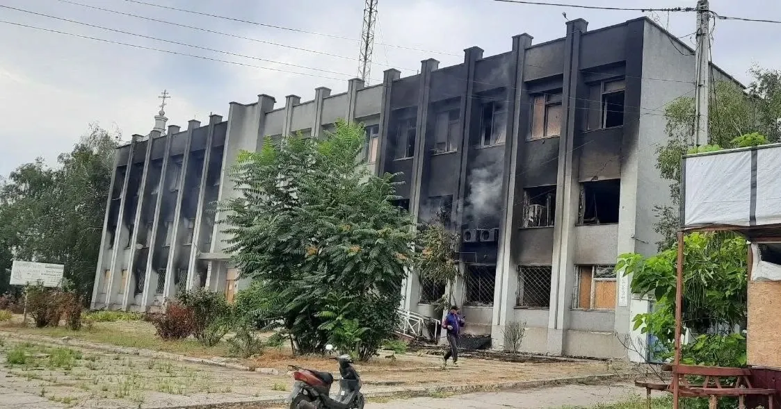 У Білозерці після обстрілу згоріла «Укрпошта»: селище без інтернету та зв’язку