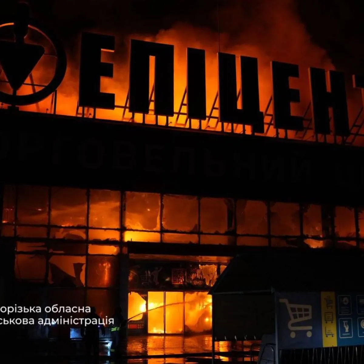Удар по «Епіцентру» в Запоріжжі, загиблі в Херсоні: нічні атаки РФ