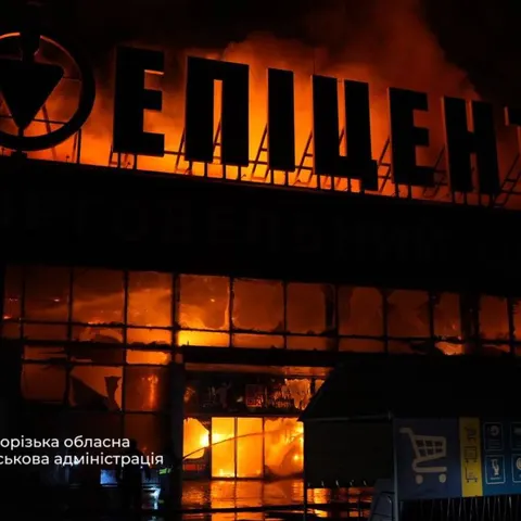 Удар по «Епіцентру» в Запоріжжі, загиблі в Херсоні: нічні атаки РФ