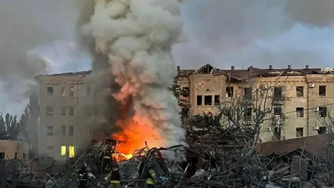 Ранкові атаки на Херсон та Слов'янськ: семеро поранених, є руйнування