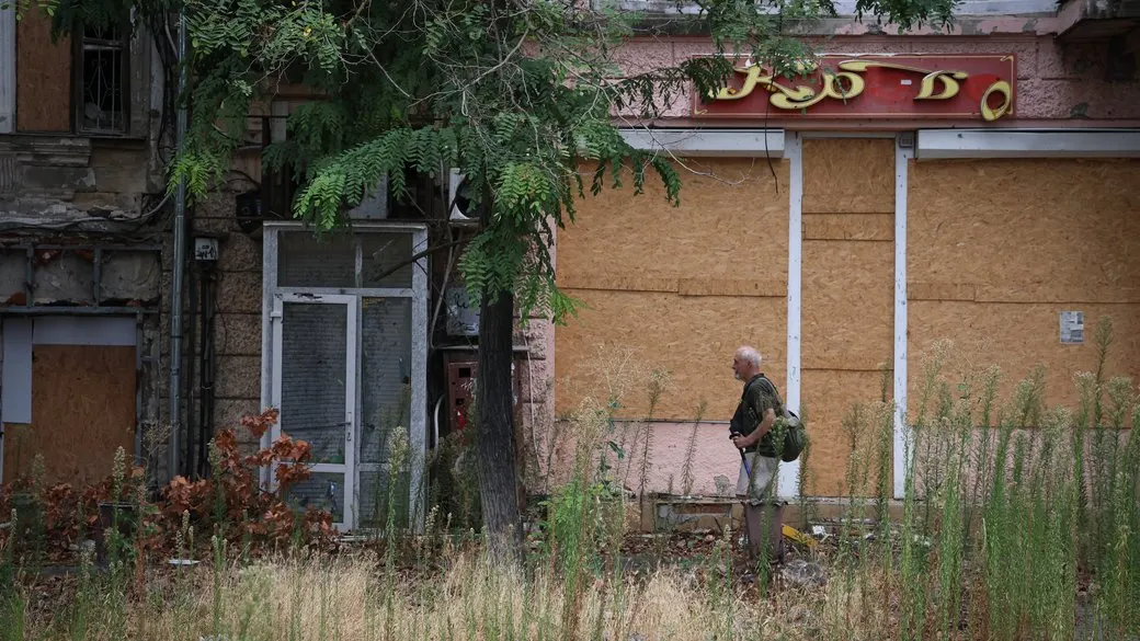Дрон атакував середмістя Херсона: постраждала жінка