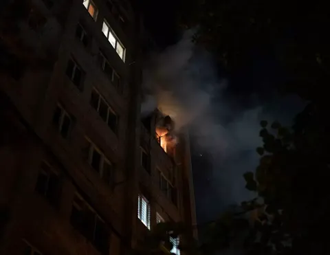 У Херсоні дрон влучив у балкон: поранені двоє дітей та їхні батьки