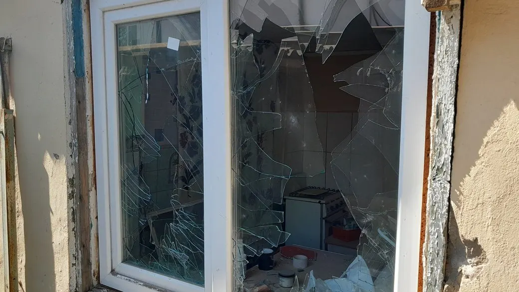 Обстріл освітнього закладу в Центральному районі Херсона: травмована жінка