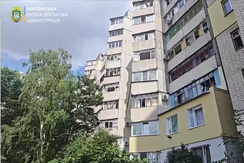Безпілотник вдарив по житловому кварталу в центрі Херсона: постраждала жінка