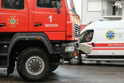 У Херсоні вогнеборці врятували чоловіка з палаючої квартири після удару дрона
