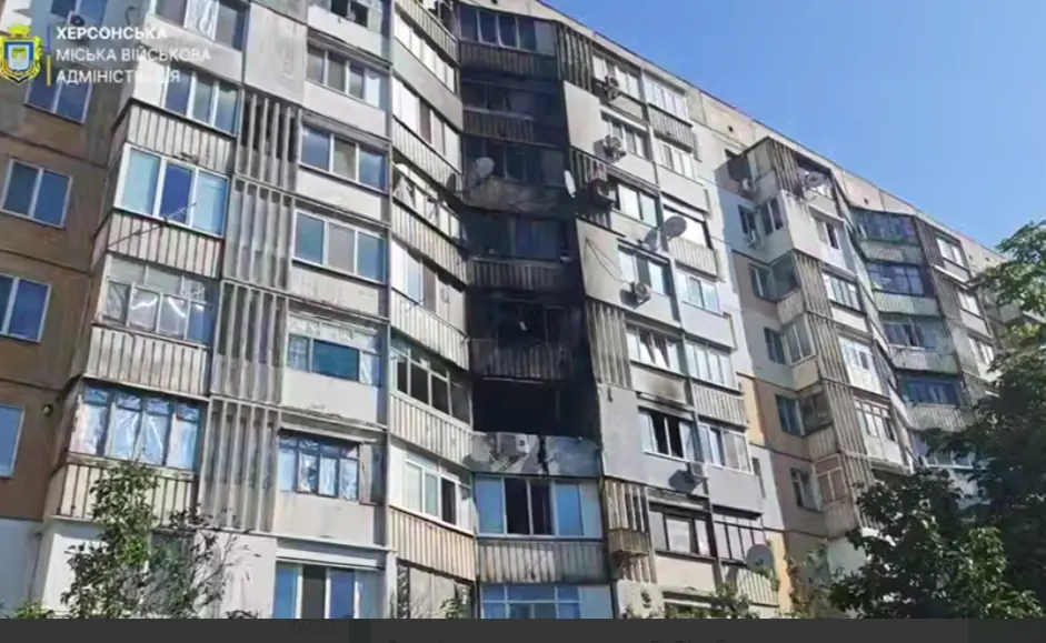 Дрон атакував багатоповерхівку в Херсоні: кілька квартир згоріли
