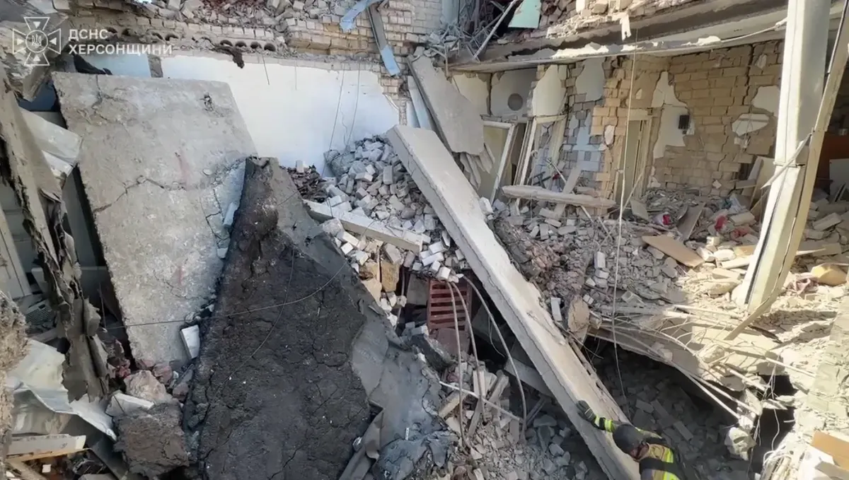 У Херсоні з-під завалів дістали тіло загиблого чоловіка