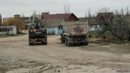 На Арабатке разгорается война за песок, люди готовы выйти на защиту с вилами