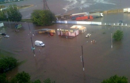 В Каховке сильный ливень затопил часть города